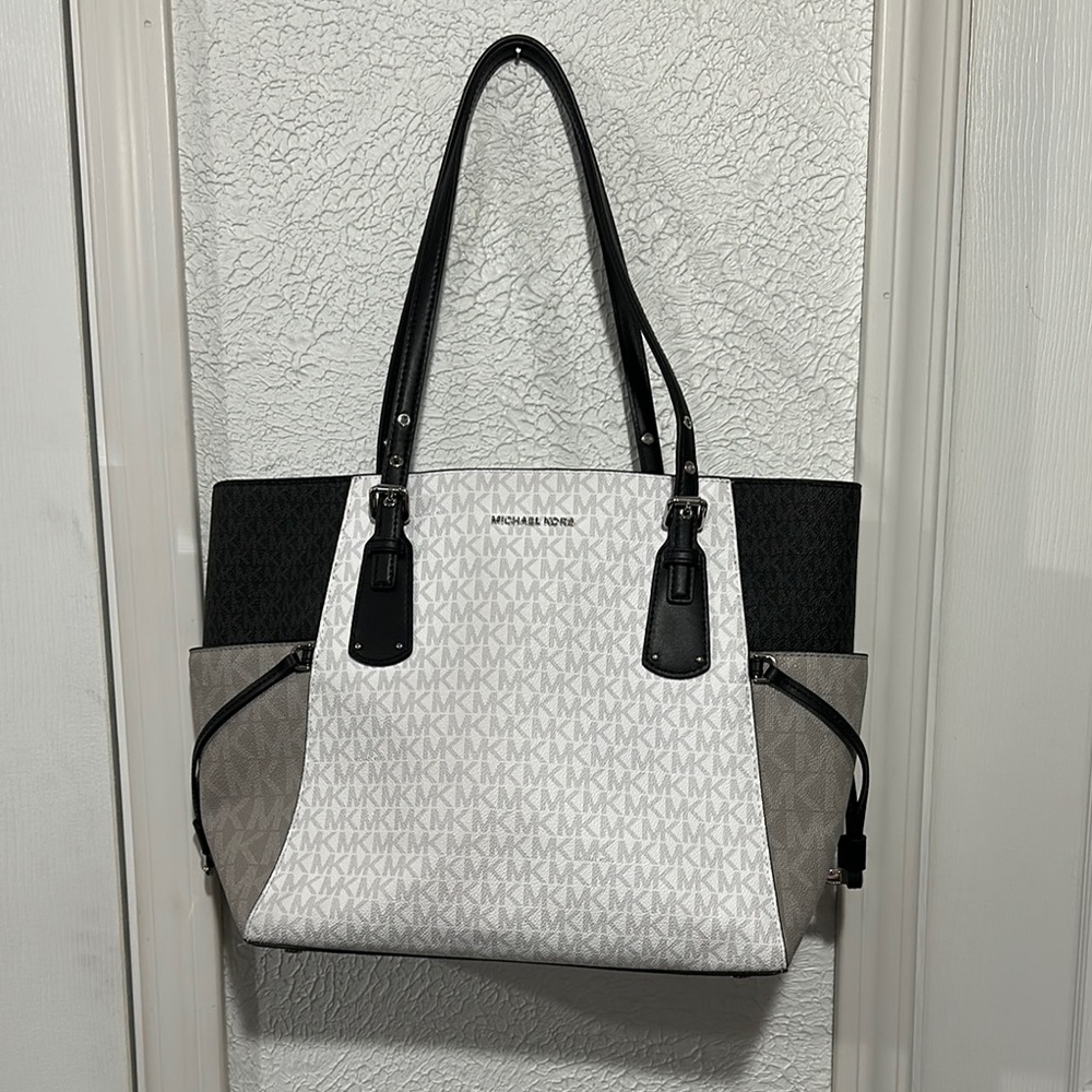 Michael Kors Black & White Elegant “Voyager” Tote